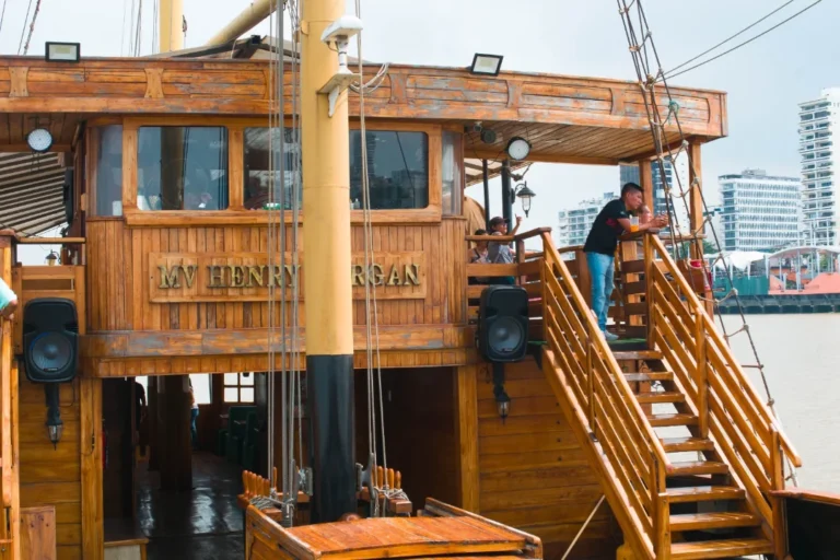 barco morgan guayaquil ecuador 768x512